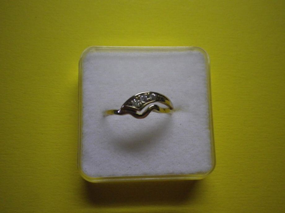 Zlat ženski prstan z tremi cirkoni, starejši