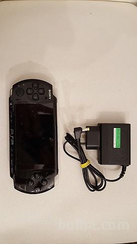 PSP čipiran + usb kabel + polnilec + SD kartica z igrami