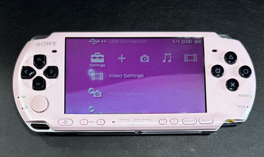 Sony PSP roza + Memory Stick Pro Duo 32GB + 50 iger, odklenjen