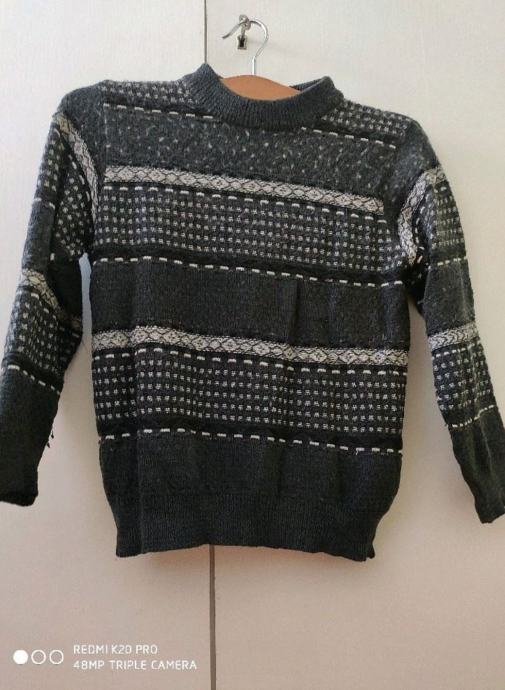 Siv črtast pulover velikosti s