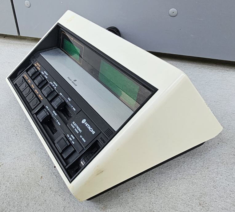 digitalna radijska ura Hitachi iz 80 V delujočem stanju  C
