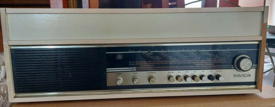 Starinski radio Savica z gramofonom