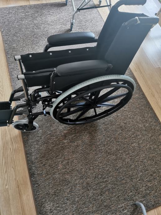 Invalidski voziček na ročno pogon