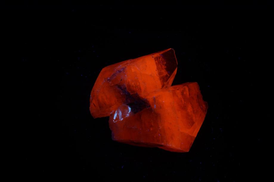 fluorescentni minerali kristal darilo  zirkon kamen wernerit