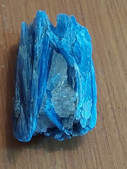 Naravni kristal Kianit 57g