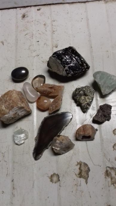 Različne kamenine.