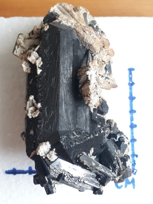 Turmalin črni - velik primerek, lepo kristaliziran