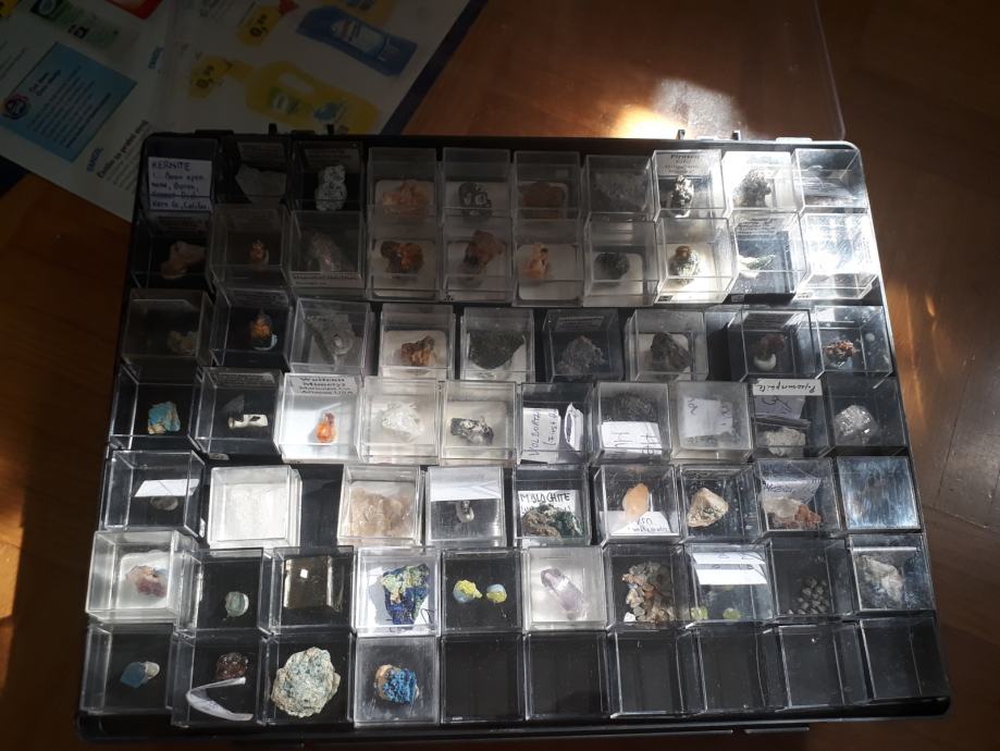 Zbirka mineralov - različni minerali v škatlicah