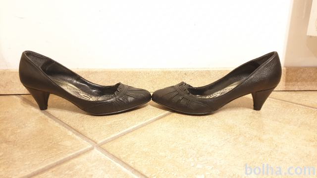Ženski črni čevlji s peto, št. 39
