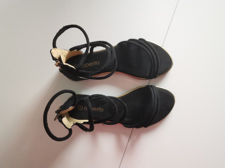 Črni sandali Roberto