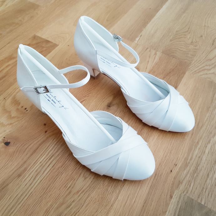 Poročni beli čevlji sandali