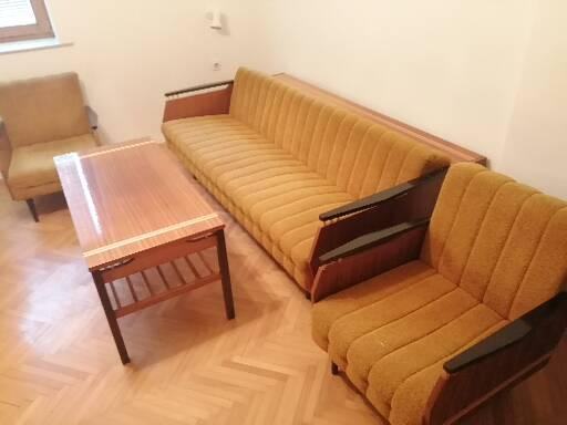 Kavč z dvema foteljema in mizico