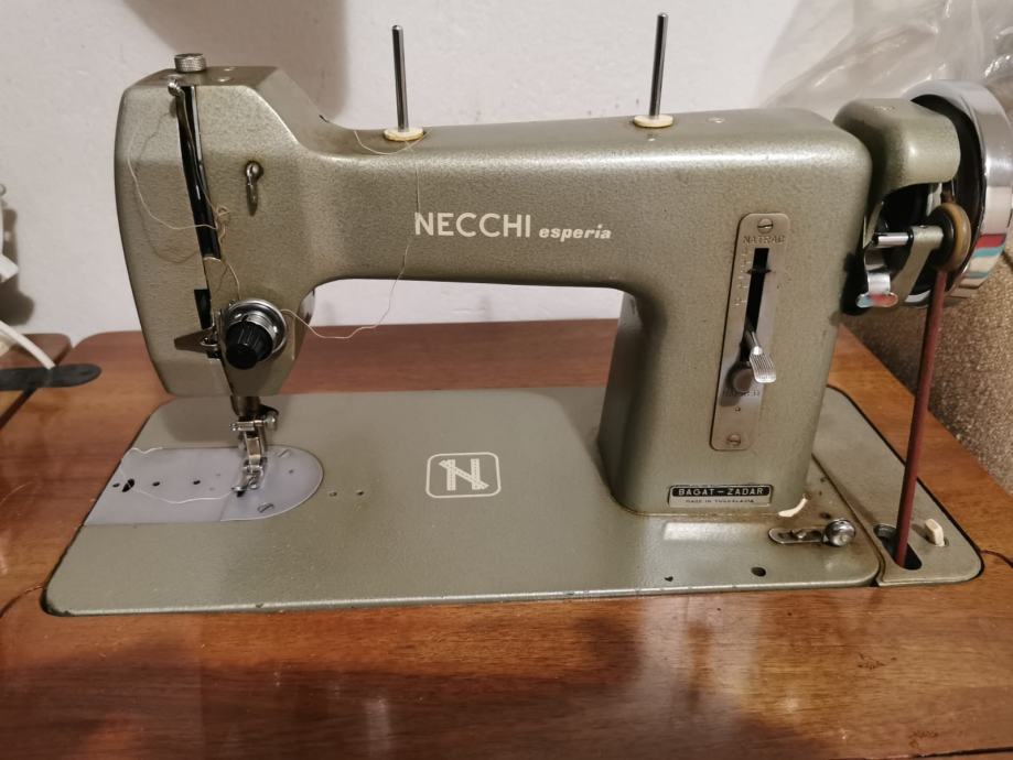Starejši šivalni stroj Necchi Esperia (Bagat)
