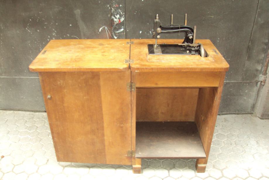 starodobni šivalni stroj z omarico