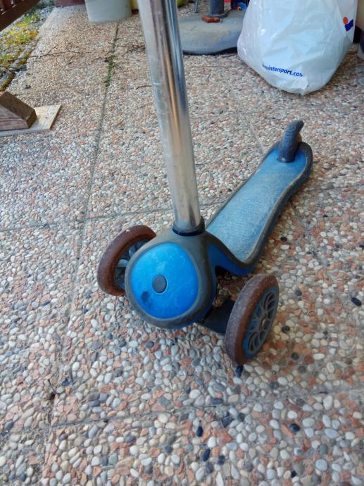 Otroški skiro z dvema sprednjima kolesoma