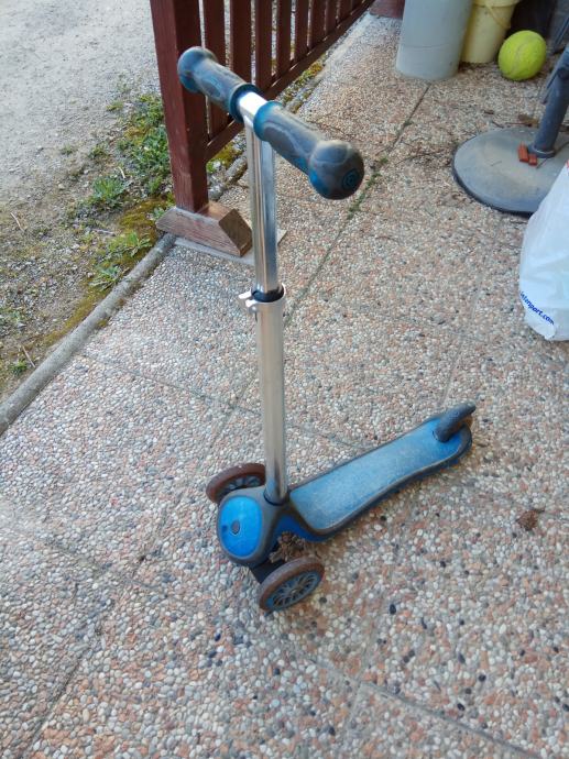 Otroški skiro z dvema sprednjima kolesoma