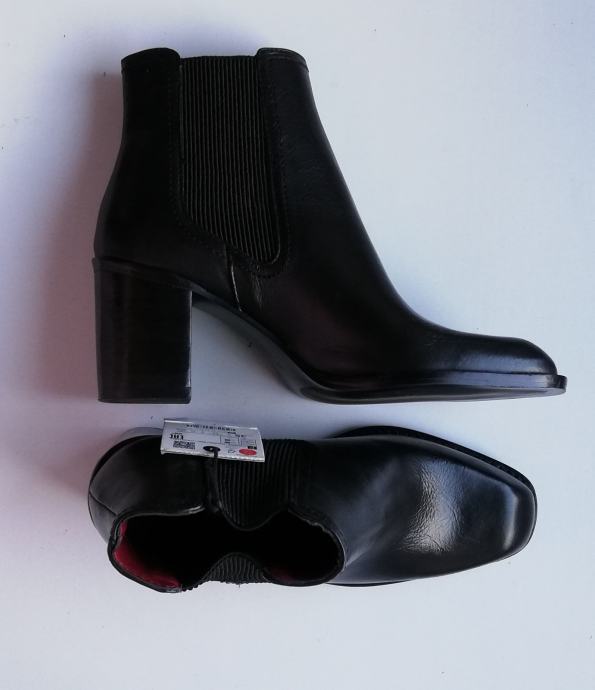 Novi Usnjeni ZARA gležnjarji s peto - Zara škornji črne barve. Vel 35