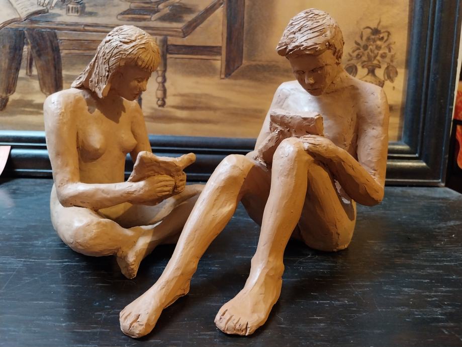 Študiozna fant in dekle kip glina