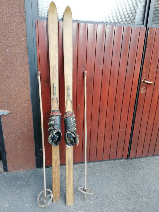stare lesene smuči s palicami in pancerji