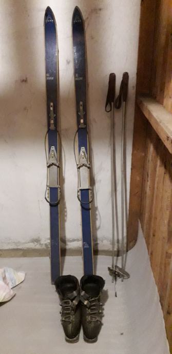 Starinske Elan Ski Master smuči, vključeni pancerji in palice