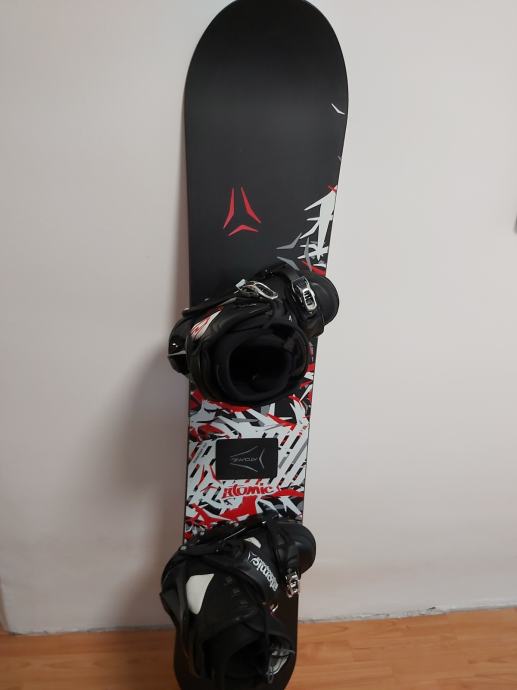 Atomic snowboard 153cm + čevlji + vezi.