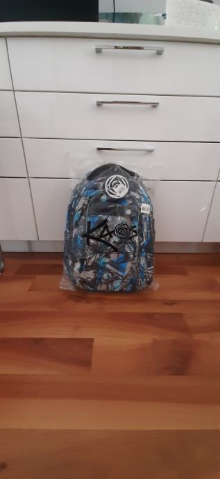 Popolnoma nova, še nič uporabljena šolska torba- modre barve