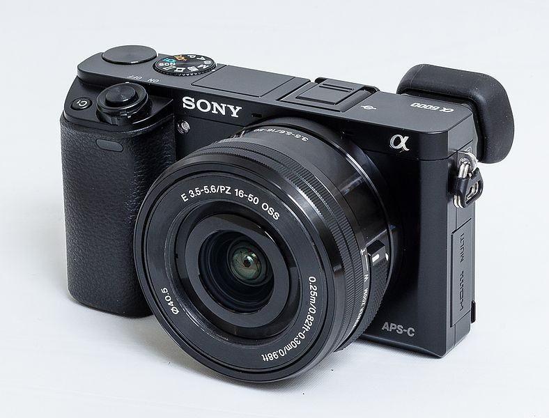 Brezzrcalni fotoaparat Sony a6000 s kit objektivom