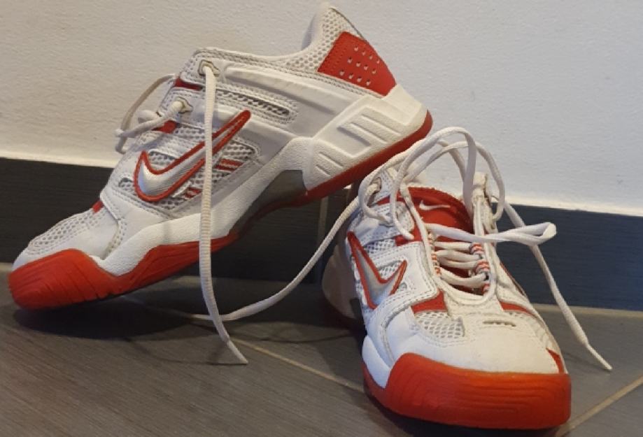 Skoraj Nerabljeni Dvoranski portni Copati Za Odbojko Nike t 40 5 skoraj-nerabljeni-dvoranski-portni-copati-za-odbojko-nike-t-40-5