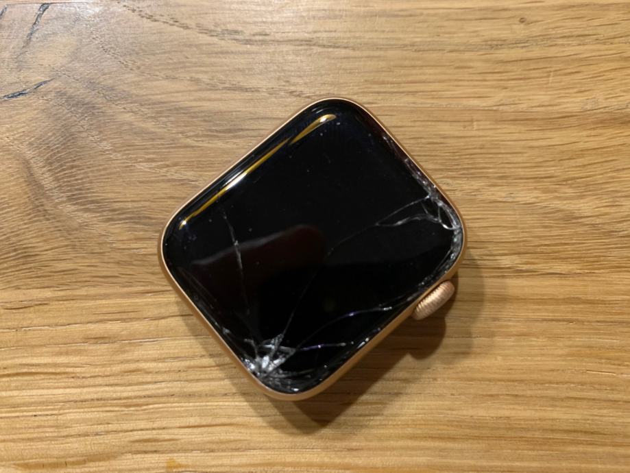 Apple Watch serija 4, poškodovana