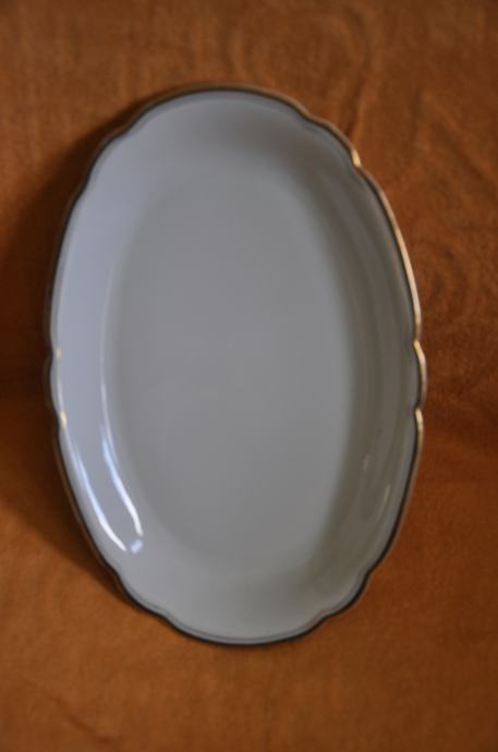 Porcelanasti servirni krožnik Kahla(GDR) s pozlato