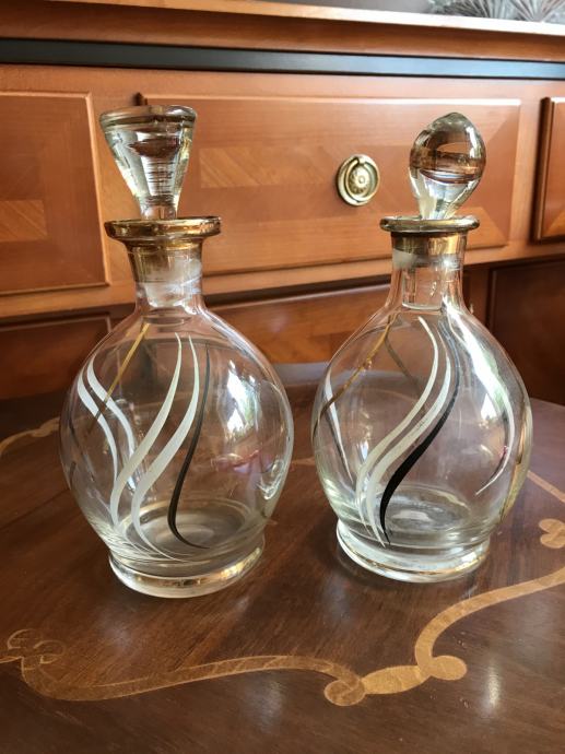 Stare steklene steklenice s čepi