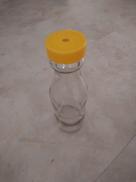 Steklenica z odprtino za slamico