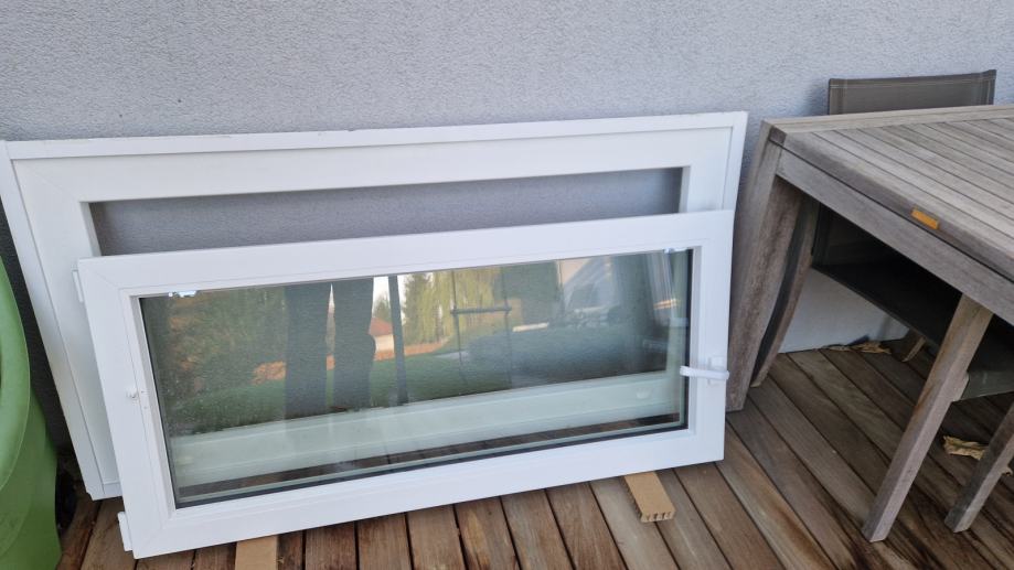 AJM PVC okno s komarnikom in notranjo žaluzijo