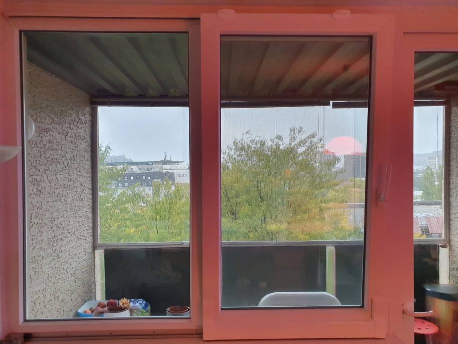 Dvoslojno PVC drsno okno z komarnikom in vrata SeCOM