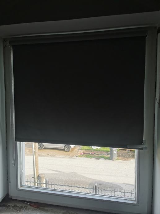Leseno okno s polkni