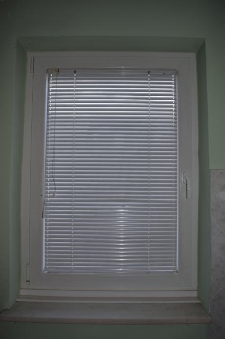 PVC okno Cugelj + žaluzije + komarnik (lepo ohranjeno)