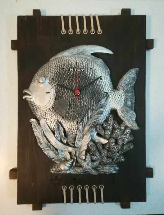 Stara stenska ura z reliefno upodobitvijo ribe - krapa
