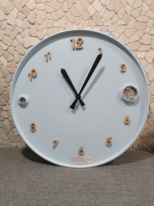 Unikatna velika stenska ura premera 58 cm z 20 cm dolgimi kazalci
