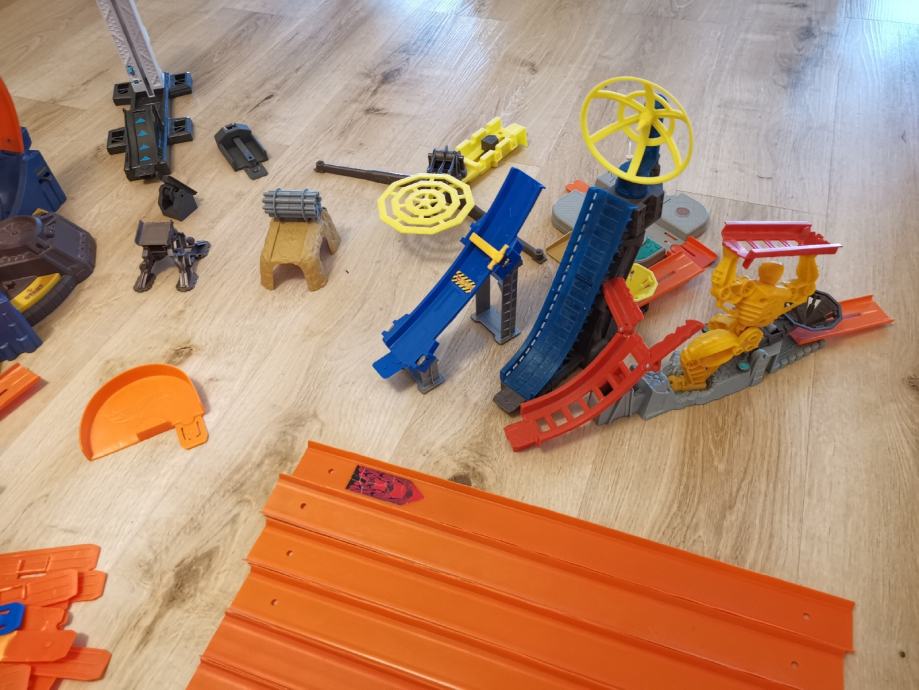Circuit Hot Wheels 24 Pieds (12 Sections Droites) Avec 3 Rampes Et 3 Voitures - Neuf Sous Blister