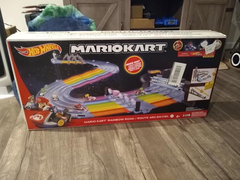 Hot Wheels Mario Kart Rainbow Road Raceway