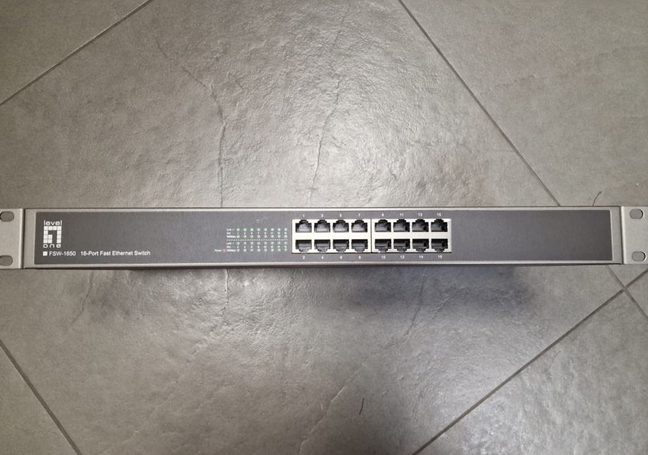 Level One 16Port Fast Switch (cena za 2 Switcha)