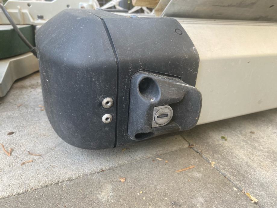 THULE nosilec za cevi PROFFESIONAL CONDUIT BOX 317