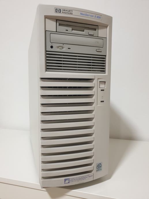HP netserver E800 - izjemno lepo ohranjen in delujoč