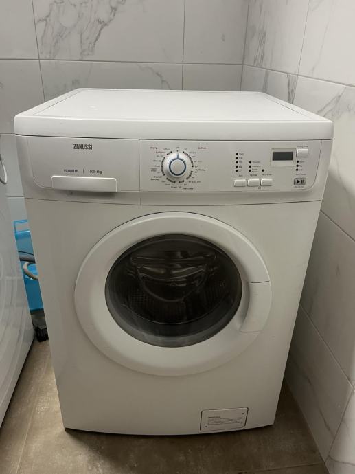 Podarim pralni stroj Zanussi z napako