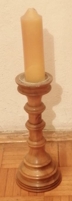 Lesen svečnik s svečo