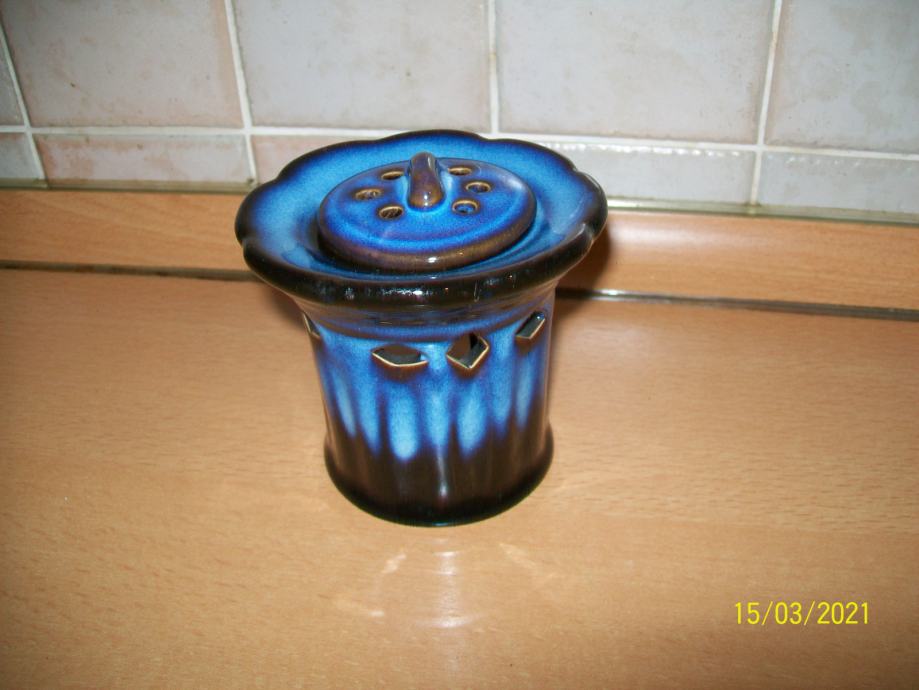 Svečnik (okrasna posodica) iz keramike za čajno svečko