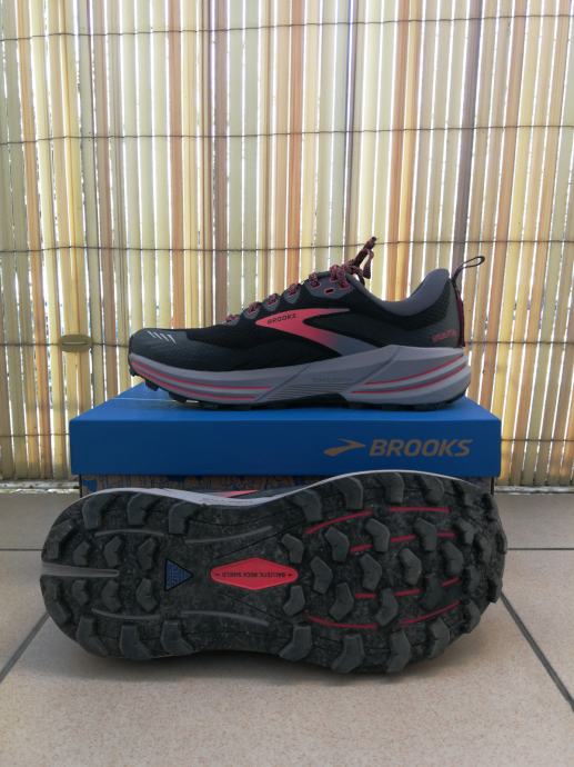 Ženski trail tekaški copati Brooks Cascadia GTX16