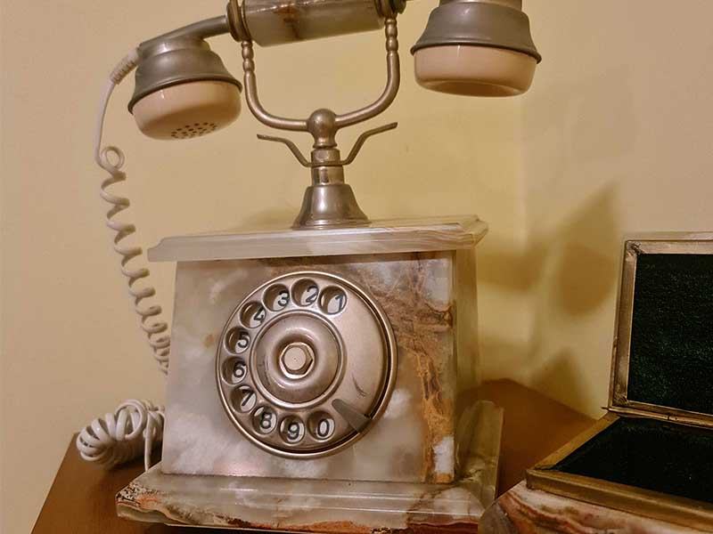 Starinski okrasni telefon s šatuljico