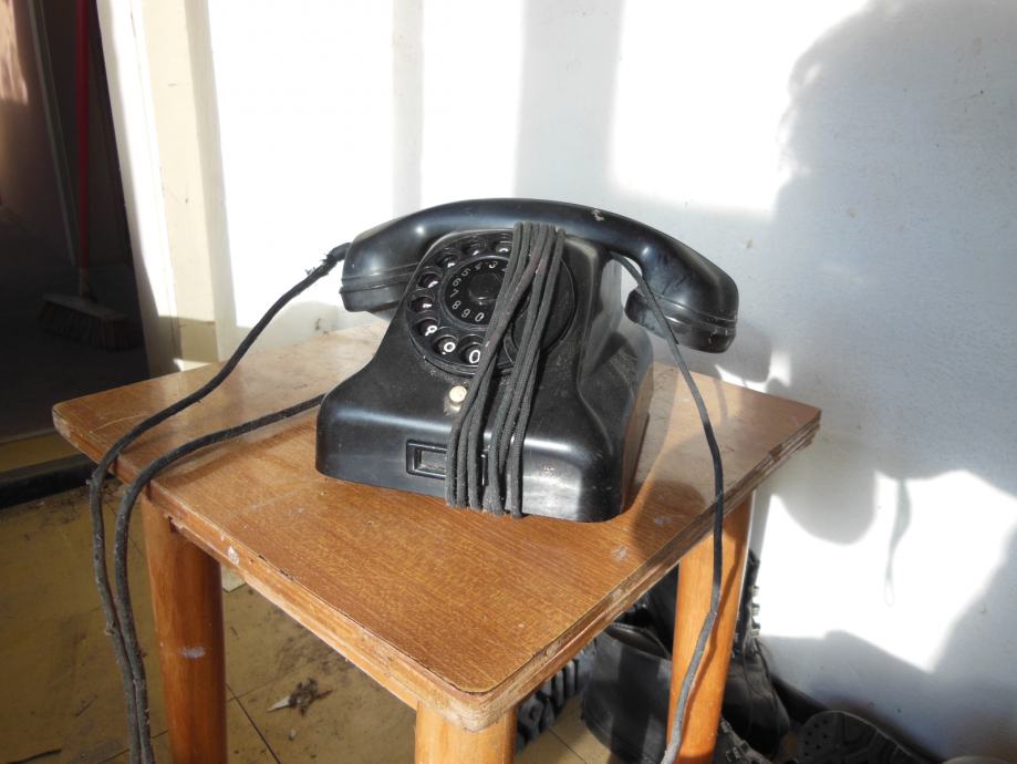Starinski telefon 1