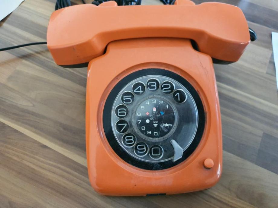 Starinski telefon s številčnico in mehanskim zvoncem